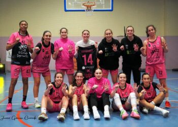 Las jugadoras de El Cochinillo Segoviano celebran la victoria sobre el Universidad de Burgos-Babieca que les asienta en el liderato. / JESÚS GÓMEZ CASADO