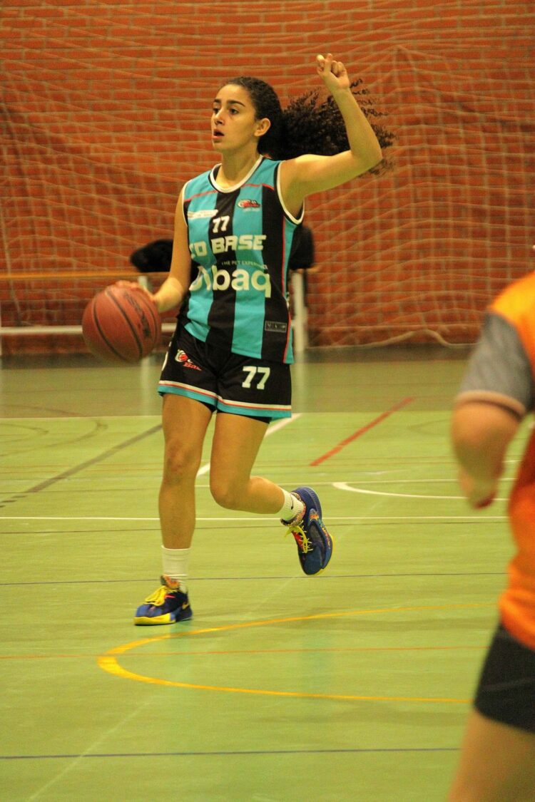 La jugadora del Dibaq CD Base ordena una jugada de ataque./ EVA DE SANTOS