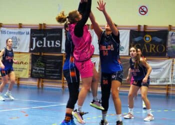 La jugadora de El Cochinillo Segoviano intenta el lanzamiento a canasta ante una rival./ JESÚS GÓMEZ CASADO