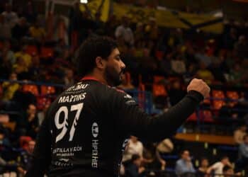 Buda celebra con el banquillo del Viveros Herol Nava una intervención positiva en Irún. / ARRATE MORALES