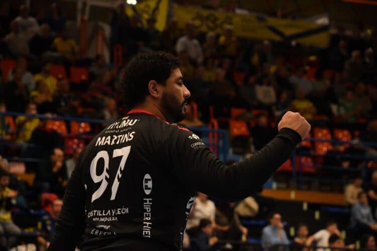 Buda celebra con el banquillo del Viveros Herol Nava una intervención positiva en Irún. / ARRATE MORALES