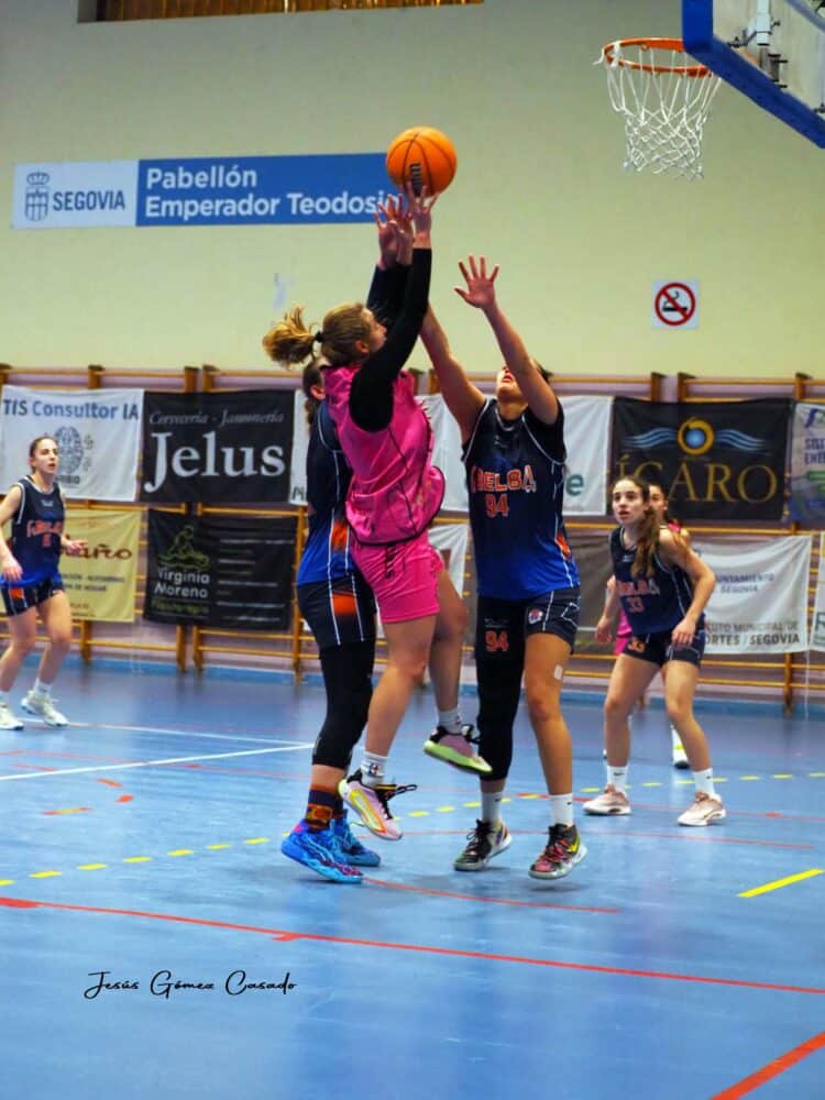 La jugadora de El Cochinillo Segoviano intenta el lanzamiento a canasta ante una rival./ JESÚS GÓMEZ CASADO
