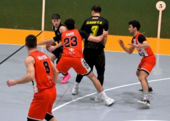 Los jugadores del Dibaq CD Base defienden un ataque palentino./ ELDANA