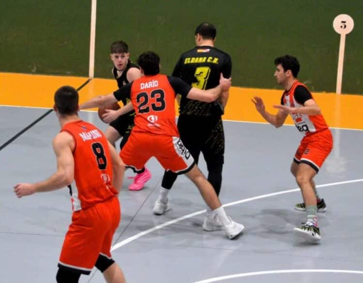 Los jugadores del Dibaq CD Base defienden un ataque palentino./ ELDANA