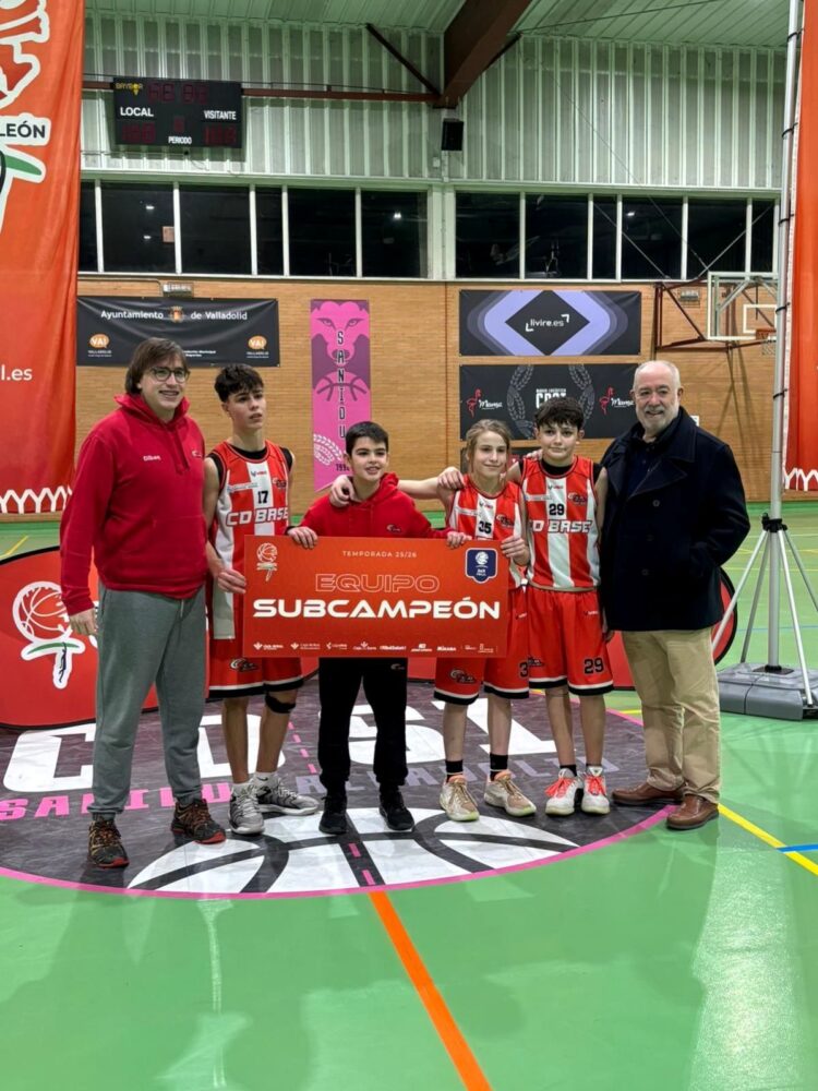 Equipo del CD Base U13, tras el torneo celebrado en San Isidro./ FBCYL