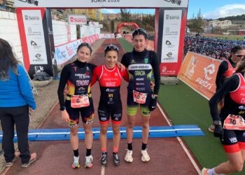 Marina Muñoz, en el centro tras vencer en el Duatlón de Soria./ FETRI