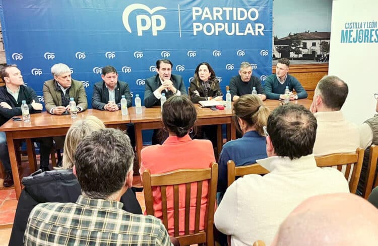 El sistema de regadíos de la región ha desarrollado 35.000 hectáreas con una inversión de 140M de euros 1 Encuentro del PP de León con alcaldes y portavoces de la zona. ICAL.