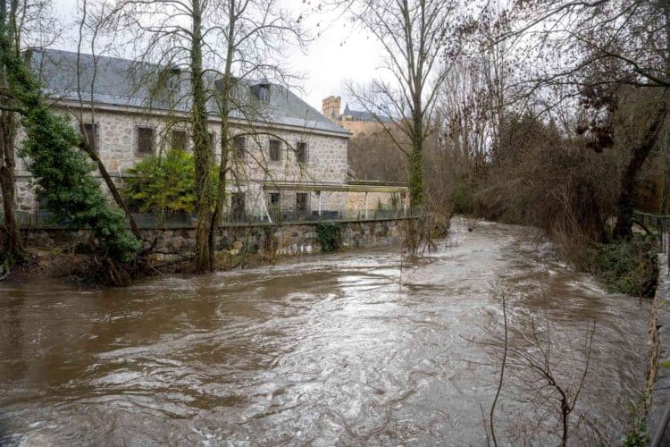El río, a su paso por la Casa dela Moneda desde el puente donde se establece el punto de control que la Confederación Hidrográfica del Duero tiene para medir tanto el nivel como el caudal./ HÉCTOR CRIADO