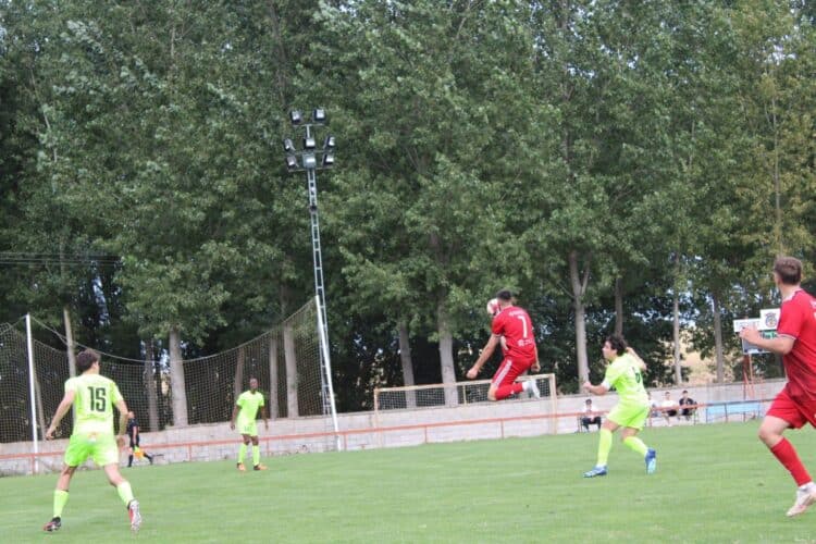 Un empate y dos derrotas de los equipos segovianos en la Regional 1 Un instante de partido del Turégano en el presente curso./TURÉGANO CF