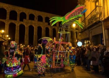 Una de las comparsas, iniciando el ascenso por la calle Cervantes./ HÉCTOR CRIADO