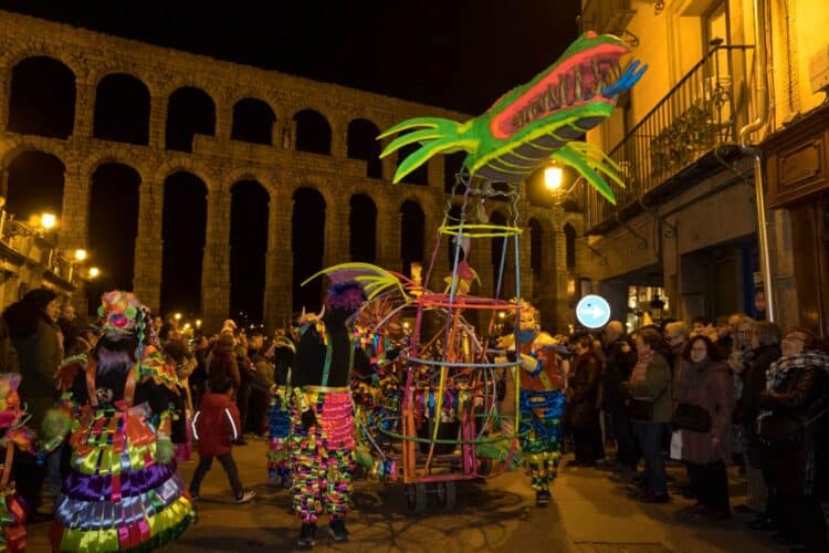 Una de las comparsas, iniciando el ascenso por la calle Cervantes./ HÉCTOR CRIADO