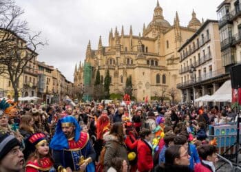 La plaza Mayor, repleta de disfraces durante el pregón y el concurso de coplas./ HÉCTOR CRIADO