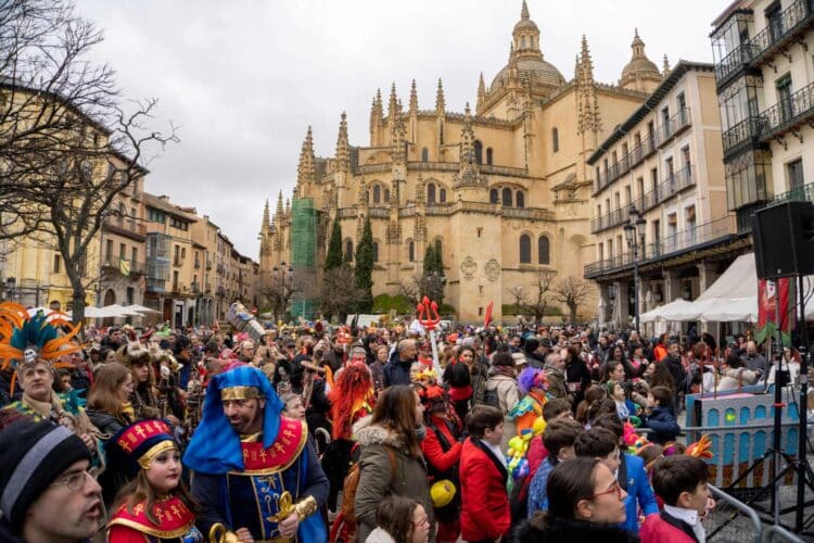 La plaza Mayor, repleta de disfraces durante el pregón y el concurso de coplas./ HÉCTOR CRIADO