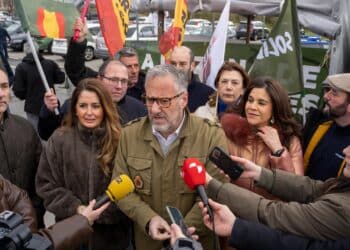 Carlos Pollán, ante los medios momentos antes de la concentración./ HÉCTOR CRIADO