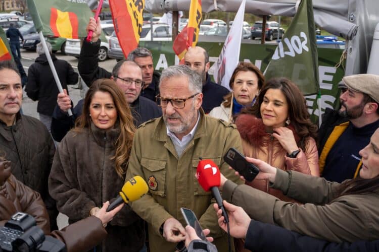 Carlos Pollán, ante los medios momentos antes de la concentración./ HÉCTOR CRIADO