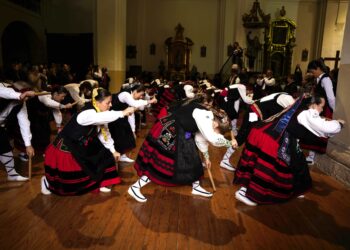 Danza de palos en el interior de la iglesia. /MARIO ANTÓN LOBO