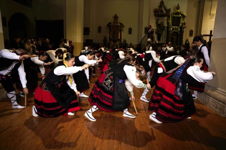 Danza de palos en el interior de la iglesia. /MARIO ANTÓN LOBO