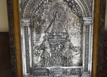 Estado final del relieve de la Virgen tras la restauración./ D.P.