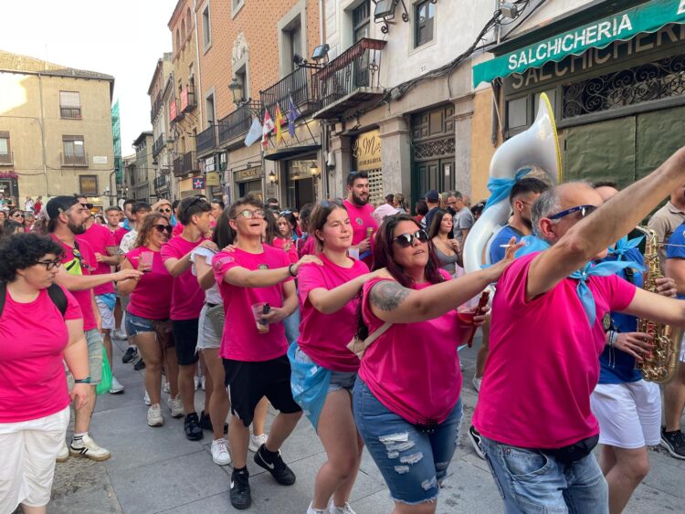 Ayuntamiento y peñas colaboran para elaborar el programa de fiestas 1 Peñas durante las fiestas de 2025./AYUNTAMIENTO DE SEGOVIA