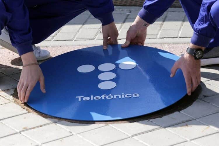 Telefónica conecta 11 nuevos municipios a su red 5G 1 Una de las arquetas de fibra óptica de Telefónica./ E.A.
