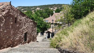 En las proximidades del Pirón (I) 2 Al final de las escaleras puede verse el potro de herrar restaurado de la población de Caballar.