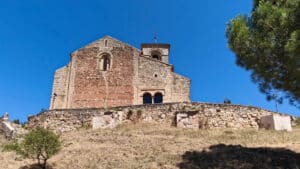 En las proximidades del Pirón (I) 3 La iglesia románica de la Asunción de Nuestra Señora de Caballar fue construida entre los siglos XII y XIII.