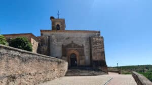 En las proximidades del Pirón (I) 5 Entrada principal a la iglesia de la Asunción de Nuestra Señora de Caballar.