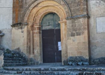 Portada de entrada a la iglesia de la Asunción de Nuestra Señora en Caballar.