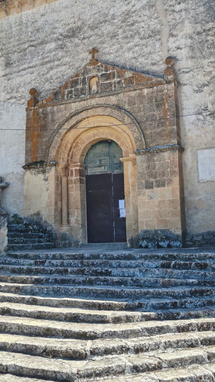 En las proximidades del Pirón (I) 1 Portada de entrada a la iglesia de la Asunción de Nuestra Señora en Caballar.