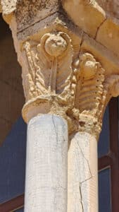 En las proximidades del Pirón (I) 6 Capiteles en la iglesia de la Asunción de Nuestra Señora en Caballar.