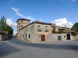 Encinas, pinos, robles y monte bajo 4 En la plaza de la Constitución pueden verse viejas construcciones con escudos en la fachada.