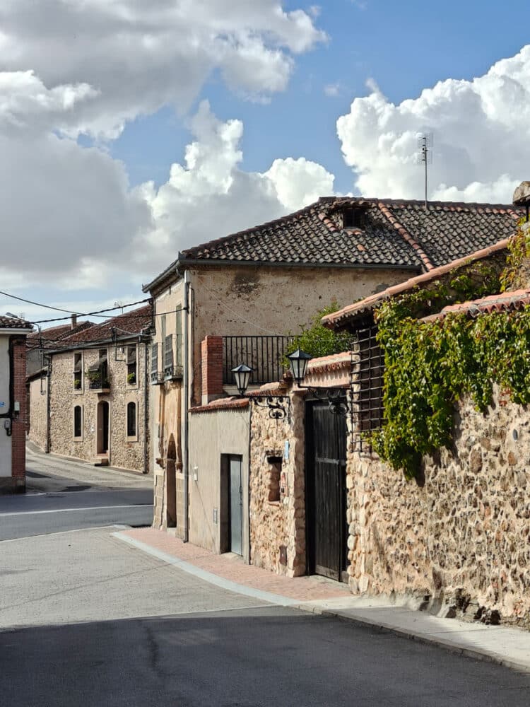 Encinas, pinos, robles y monte bajo 1 Unos 225 armuñanos pueblan en la actualidad el municipio de Armuña.