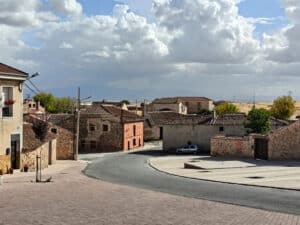 Encinas, pinos, robles y monte bajo 3 La carretera SG-V-3311 une Armuña con poblaciones como Bernardos o Garcillán.