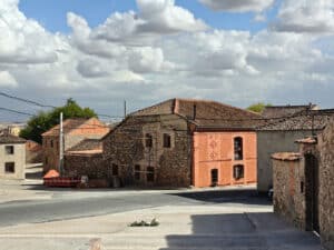 Encinas, pinos, robles y monte bajo 11 Algunas casas unen en sus fachadas dos tiempos distintos.