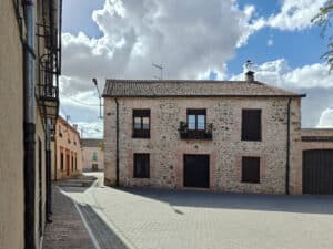 Encinas, pinos, robles y monte bajo 10 La Plaza de la Constitución.