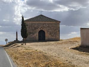 Encinas, pinos, robles y monte bajo 8 A la entrada del pueblo se encuentra la ermita del Humilladero.