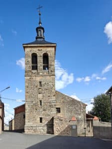 Encinas, pinos, robles y monte bajo 6 Iglesia de San Bartolomé Apóstol.