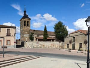 Encinas, pinos, robles y monte bajo 5 La iglesia de San Bartolomé data del siglo XVI.