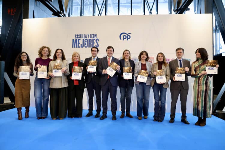 El PP presenta su programa electoral, centrado en la vivienda, el campo y los jóvenes 1 Acto de presentación del programa electoral del PP en León. / Carlos S. Campillo