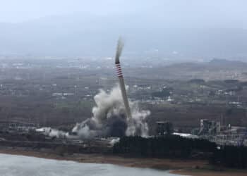 La compañía empleó 1.074 kilos de explosivos para reducir a escombros las dos torres, de 270 y 290 metros. / César Sánchez