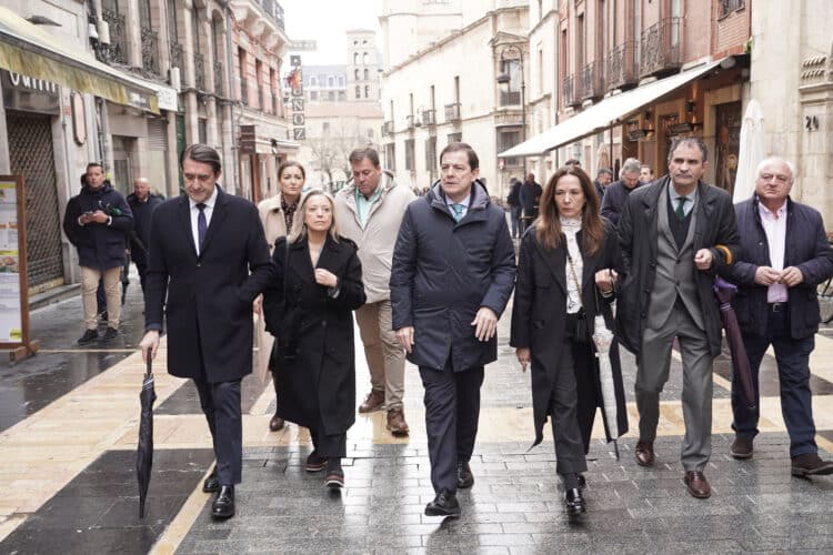 Mañueco promete crear 8.000 empleos de base tecnológica 1 El candidato a la reelección a la presidencia de la Junta visita León. / Rubén Cacho