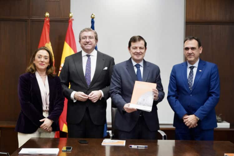 Encuentro entre Fernández Mañueco y los presidentes de EFCL y Vitartis. / Leticia Pérez