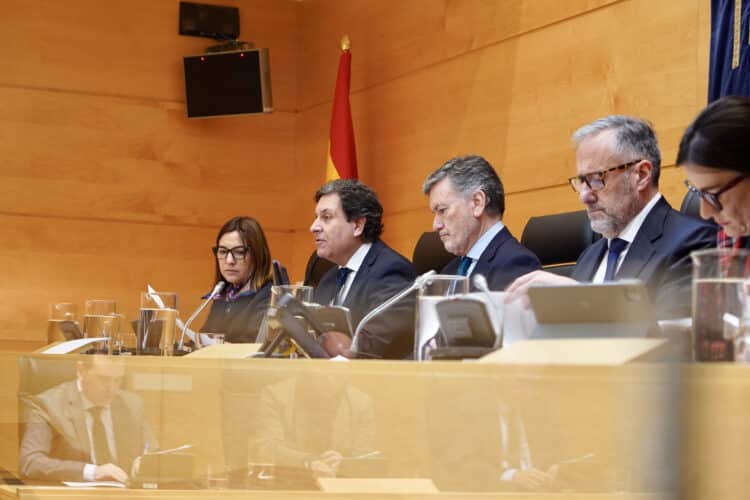 Convalidada, por unanimidad, la subida del salario de 2025 y 2026 de los empleados públicos en Castilla y León 1 Intervención del Consejero de Economía en la Diputación Permanente de las Cortes. / Miriam Chacón