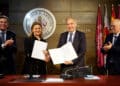 La Presidenta de Aeice y el Rector de la Uva firman el acuerdo de colaboración. / Miriam Chacón