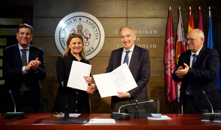 La Presidenta de Aeice y el Rector de la Uva firman el acuerdo de colaboración. / Miriam Chacón