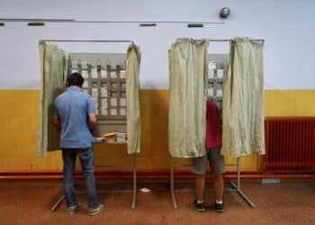 El sondeo vaticina una bajada de dos décimas a los socialistas y de ocho a Vox. / Leticia Pérez