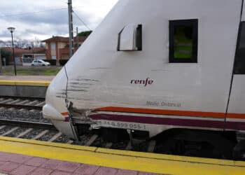 El camión se encontraba haciendo trabajos en un paso a nivel sin barreras. / R. Valtero