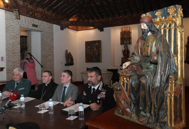 Al acto acudieron miembros del Ministerio de Cultura, de la Guardia Civil, los Carabinieri, Eurojust y los anticuarios que identificaron la obra. / Brágimo