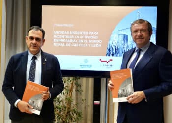 Santiago Miguel e Isidoro Alanís con el plan de medidas para el desarrollo rural. / Miriam Chacón