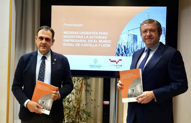 Santiago Miguel e Isidoro Alanís con el plan de medidas para el desarrollo rural. / Miriam Chacón